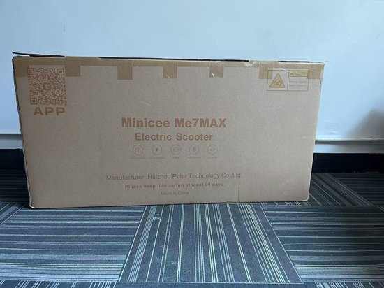 Doos van de Minicee Me7MAX elektrische step. Informatie over de fabrikant en de APP is zichtbaar.