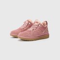 Paar roze UGG sneakers met suède, mesh, veters en faux fur.
