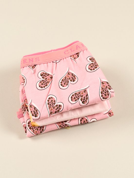 Stapel roze boxershorts met hartjesprint met luipaardvlekken.