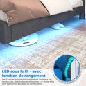 Partie inférieure d'un lit rembourré gris foncé avec éclairage LED bleu et un aspirateur robot.