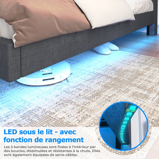 Partie inférieure d'un lit rembourré gris foncé avec éclairage LED bleu et un aspirateur robot.