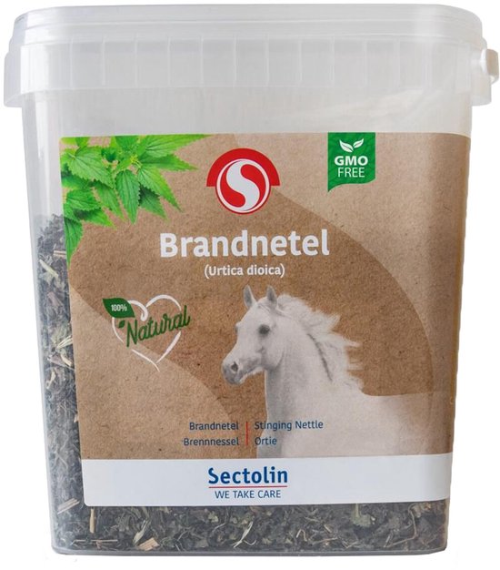 Witte paardenkop op een bruine achtergrond met een brandnetelplant. Sectolin brandnetel. 100% natuurlijk, GMO-vrij.