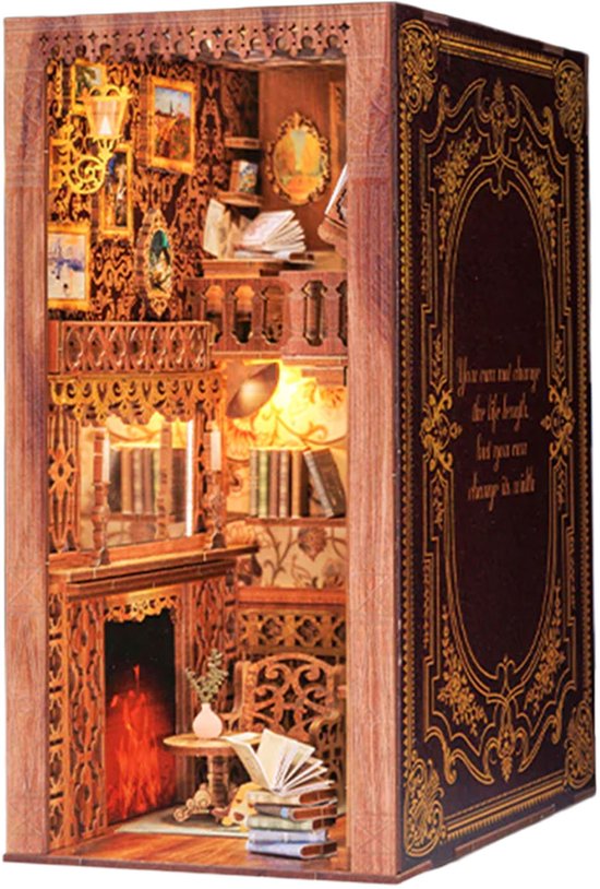 Houten miniatuurboekenhoek met open haard, meubels, boeken en gedetailleerde decoraties. Boekomslag met gouden ornamenten.