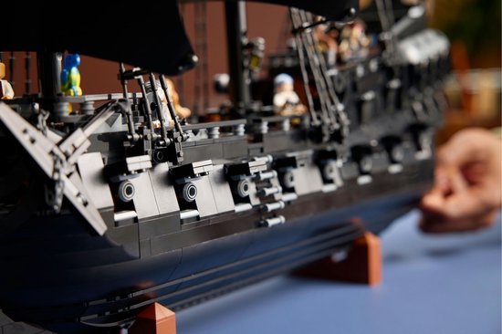 Détail du navire pirate LEGO du Capitaine Jack Sparrow avec des canons.