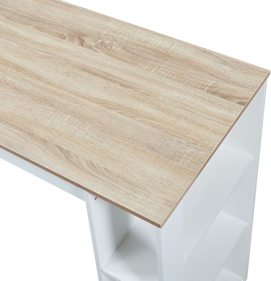 Detail van het eikenkleurige tafelblad van een witte barmeubel met zichtbare houtnerf.