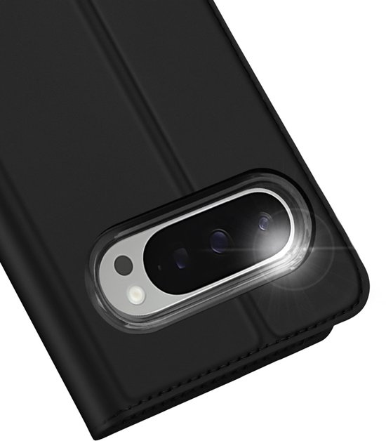 Détail de la découpe de l'appareil photo sur un étui de téléphone noir. La découpe est entourée d'un bord brillant.