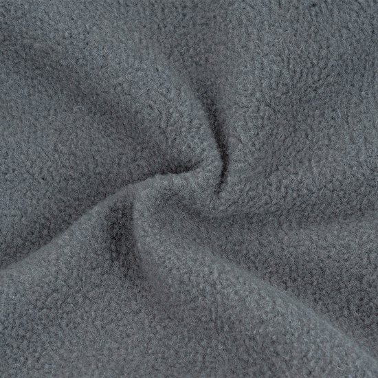 Donkergrijs fleece materiaal, close-up.