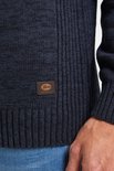 Close-up van label op donkerblauwe gebreide trui.