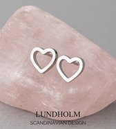 Lundholm Freya Hartjes Oorknopjes Dames Zilver Kleurig - Kleine Hartjes Oorbellen 0,75 x 0,65 cm - Premium Stainless Steel Jewellery - Hypoallergene Sieraden - Sinterklaas en Kerst Cadeautjes - Cadeau Meisje of Dochter - my Lundholm