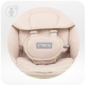Close-up van de beige babyschommel met zachte bekleding, hoofdsteun en 5-punts veiligheidsgordel met Momi logo.