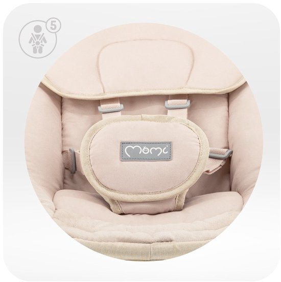 Close-up van de beige babyschommel met zachte bekleding, hoofdsteun en 5-punts veiligheidsgordel met Momi logo.