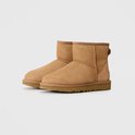 Paar bruine UGG laarzen, suède met schapenvacht.