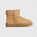 Bruine UGG laars van suède, met beige accent op de hak.