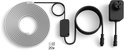 Wit opgerolde LED-strip met zwarte kabel, adapter en 20 clips.