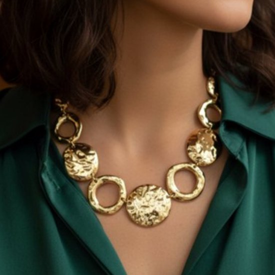 Goudkleurige ketting met grove ronde schakels – ketting voor dames – statement ketting met glanzende hamerslagstructuur