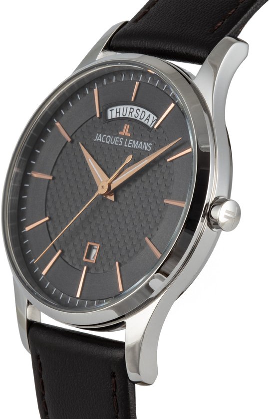 Jacques Lemans horloge met donkergrijze wijzerplaat met textuur, gouden indexen en datumvenster. Zilverkleurige kast, zwarte lederen band.