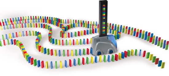 Grijze "auto" met blauwe cabine, midden in een lange, kronkelende baan van 400 kleurrijke dominos.