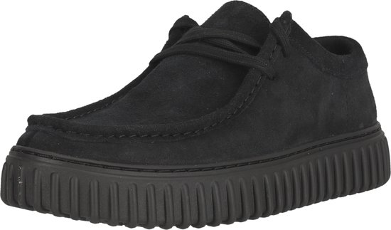 Zwarte suède veterschoen met dikke, zwarte zool.