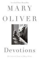 Livre "Devotions" de Mary Oliver, avec une image de mains nourrissant un petit oiseau.