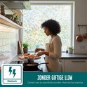 Vrouw in keuken kookt voor raam met prisma scherven raamfolie. Tekst "Zonder giftige lijm".