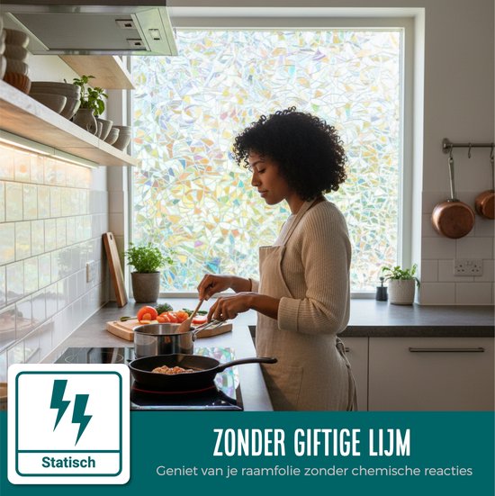 Vrouw in keuken kookt voor raam met prisma scherven raamfolie. Tekst "Zonder giftige lijm".