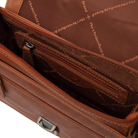 Open cognac leren tas van The Chesterfield Brand met diverse vakken en logo print.