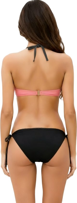 Model van achteren met een roze bikinitop en zwarte bikinibroek.