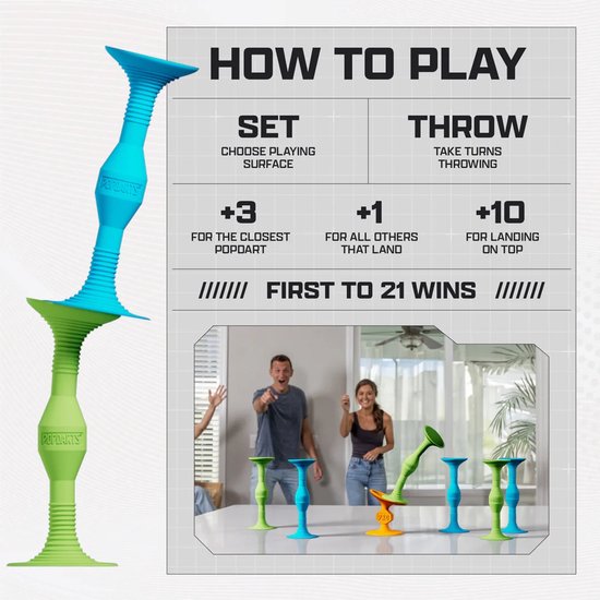 Groene en blauwe Popdarts gestapeld. Mannen en vrouwen spelen Popdarts in een woonkamer.