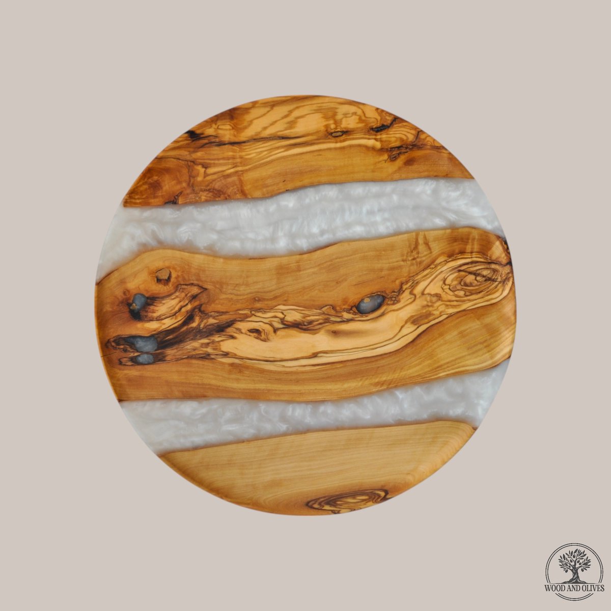 Wood and Olives - Olijfhouten Serveerbord met Epoxy - Handgemaakt - 40 cm - Wit