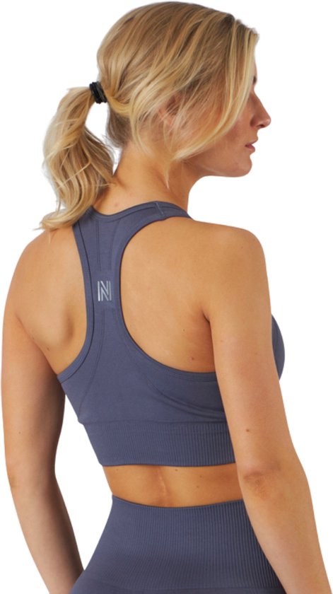 Achterkant van blauwgrijze sport-bh met racerback en 'N'-logo op de rug.