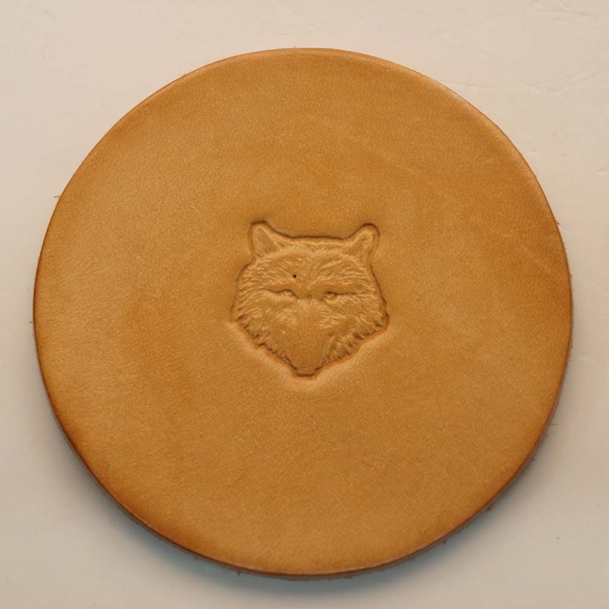 6 Beige lederen onderzetters voor drinkglazen met wolvenkop - leren glazen onderzetters - 100% leren onderzetters - onderzetters voor glazen en kopjes - aparte onderzetters - unieke onderzetters - beige onderzetters - handgemaakte onderzetters