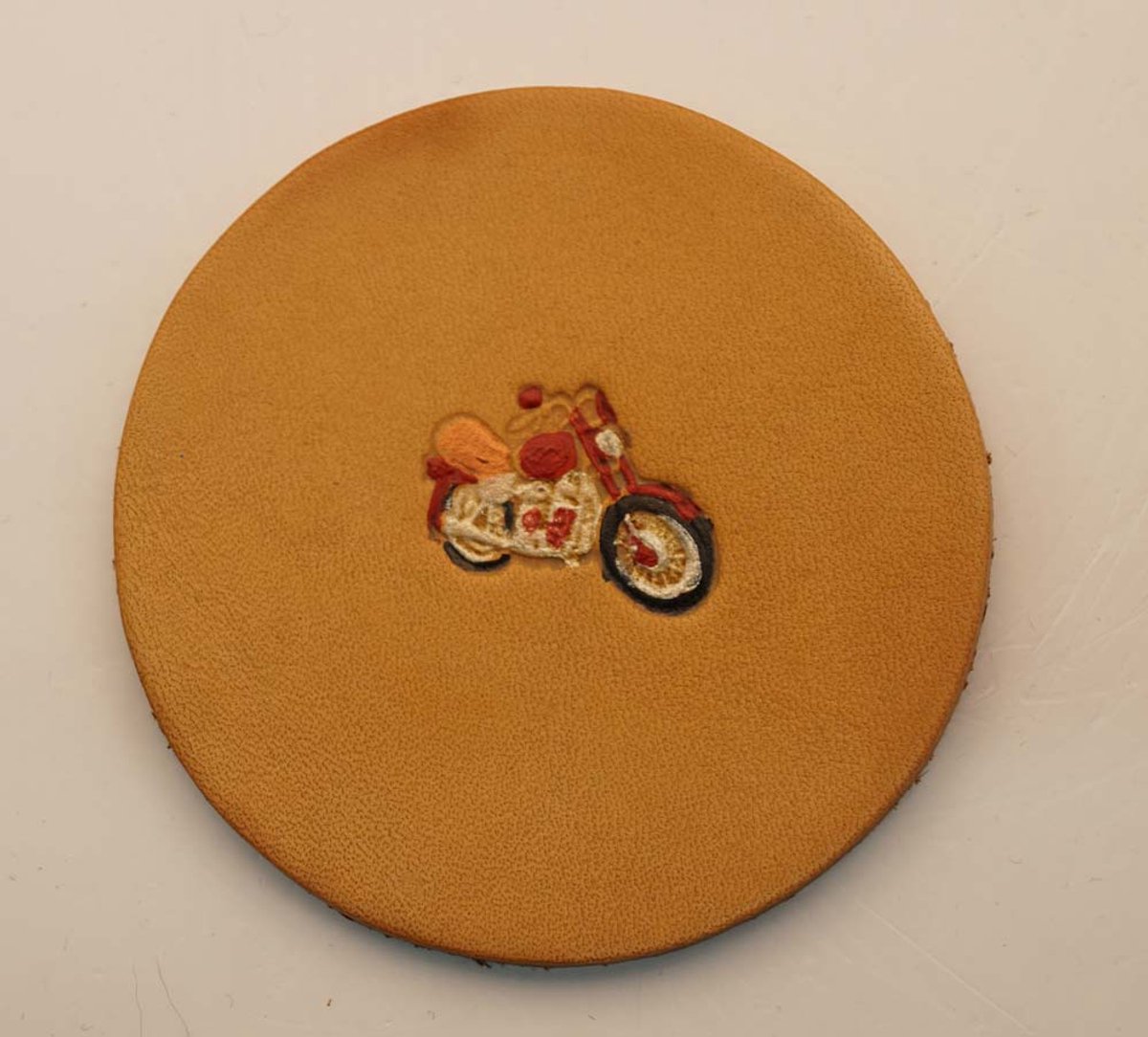 Onderzetters voor glazen en bekers in de kleur beige van leer met afbeeldingen Motorcylces - stoere motor onderzetters - leuke motorcycles onderzetters voor glazen - onderzetters met de hand gemaakt - lederen onderzetters - exclusieve onderzetters