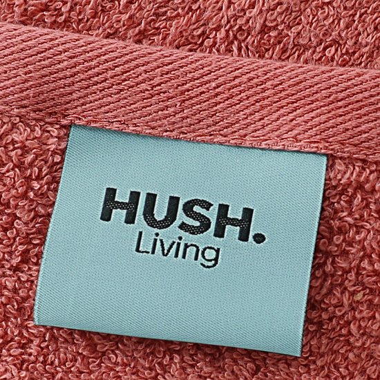 Label van HUSH. Living op een koraalkleurige handdoek.