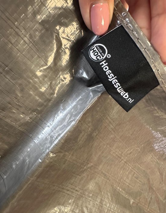 Grijze hoes met zwart label met 'HOC Hoesjesweb.nl'.