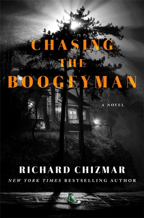 Boekomslag 'Chasing the Boogeyman' van Richard Chizmar met een enge, met mist gevulde nachtelijke scène van een huis en bomen, met de titel in oranje letters.