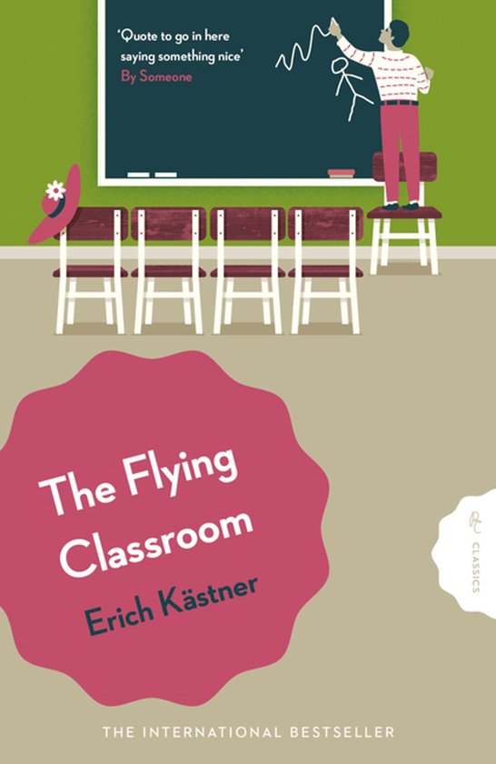 Boekcover 'The Flying Classroom' door Erich Kästner, met een leraar die op een krijtbord tekent en een rij stoelen.