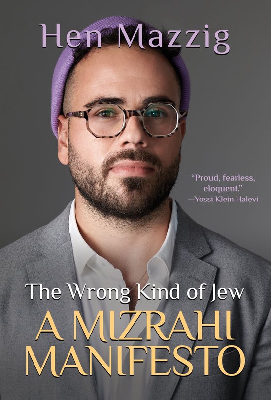 Hen Mazzig draagt een paarse muts en een bril. De titel van het boek is "The Wrong Kind of Jew: A Mizrahi Manifesto".