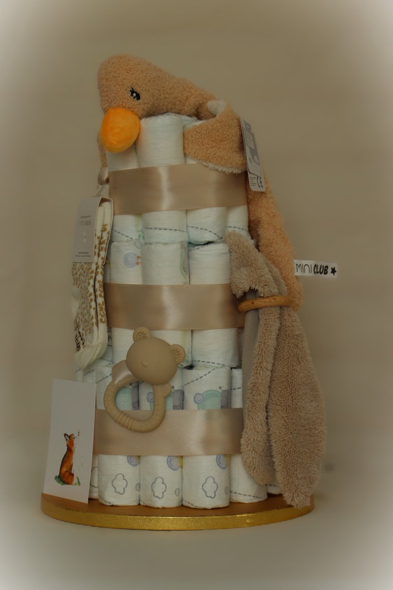 Luiertaart - unisex beige - Pampers luiers - kraamcadeau baby - babyshower cadeau - knuffeldoek eend - rammelaar - bijtring - sokjes