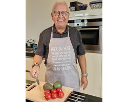 Keukenschort met grappige tekst bedrukt cadeau hier in huis regels huisregels bord Schort | opa oma mama papa vriendin juffendag vaderdag moederdag verjaardag man vrouw samenwonen huwelijk trouwen valentijn bruiloft partner samenlevingscontract kerst