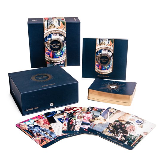 Boîte Couture Tarot avec 78 cartes et un guide, présentant des cartes aux illustrations détaillées et colorées.