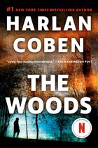 Boekomslag van "The Woods" door Harlan Coben, #1 New York Times bestseller. Een donker bos met een figuur op de achtergrond, met een Netflix-logo.