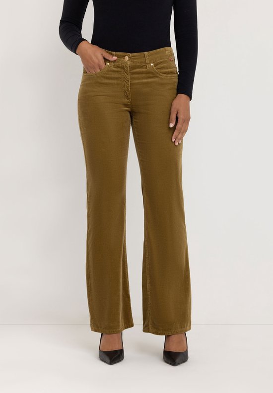 Een model draagt een bruine ribbroek met wijde pijpen en zwarte pumps. De broek heeft een normale taille en vijf zakken.