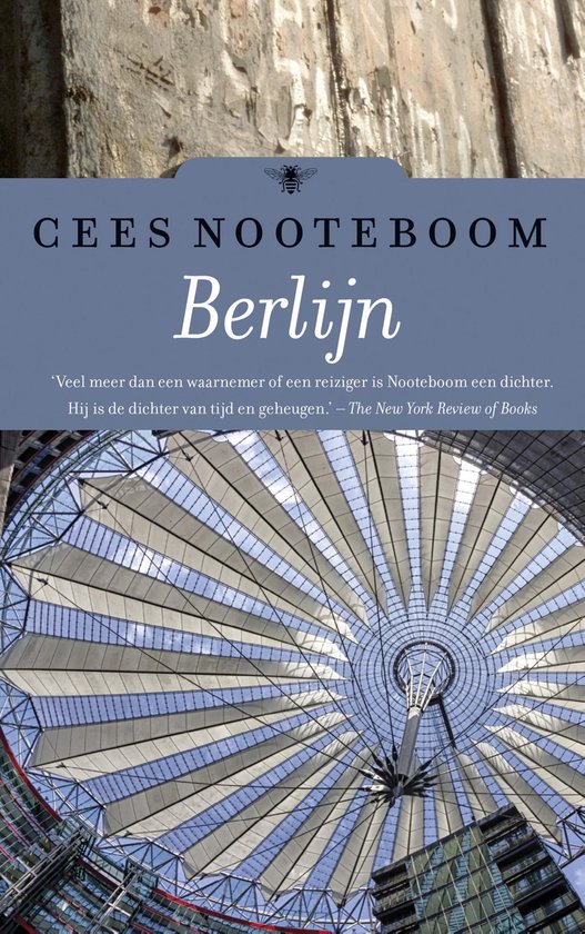 Boek "Berlijn" van Cees Nooteboom. Grijze, houten tekst met een bij erop. Een glazen koepel van bovenaf.