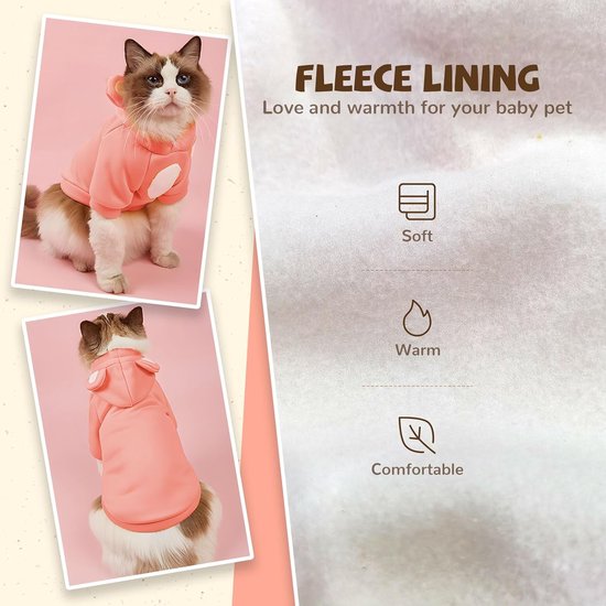 Ragdoll katten dragen roze truien met teddybeer-oren. Fleece voering wordt getoond met de tekst 'Soft, Warm, Comfortable'.