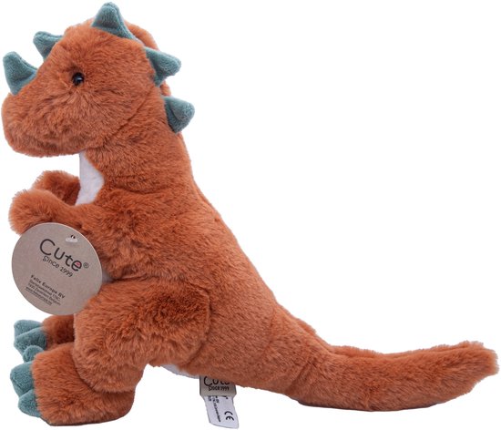 Zittende oranje dinosaurus knuffel met groene stekels en poten. Heeft een wit buikje en een rond 'Cute since 1999' label.