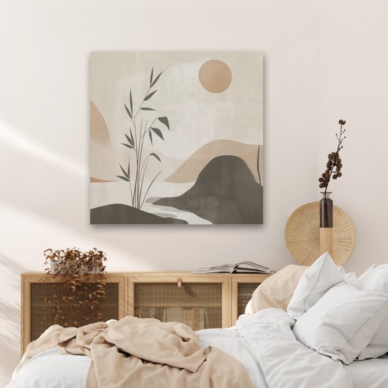 Un salon avec un panneau acoustique représentant un paysage abstrait beige, gris et marron, au-dessus d'un buffet en bois avec des paniers et des plantes.