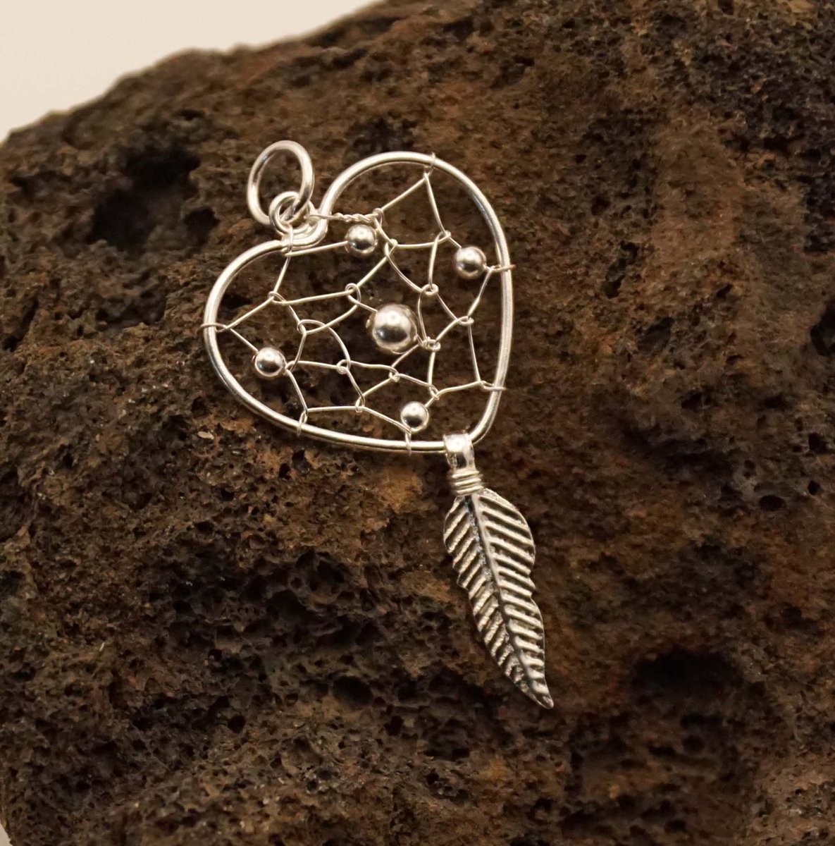 Sterling zilveren hangertje dromenvanger met veertje in de vorm van een hart - zilveren hanger dromenvanger - 925 zilver hangertje dreamcatcher - zilver hangertje hartje - mooie zilveren hanger dreamcatcher - leuke 925 zilveren hanger - cadeau tip