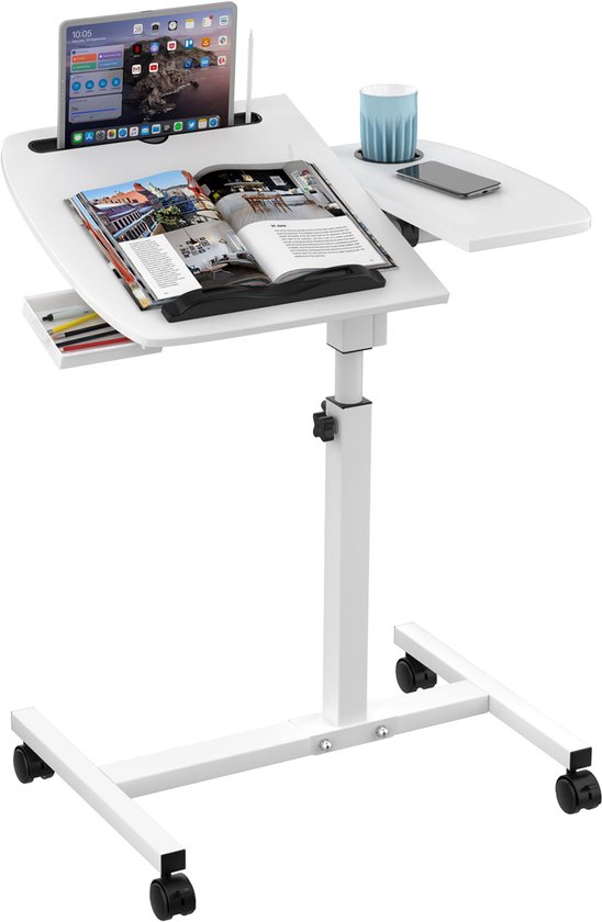 Bureau blanc réglable pour ordinateur portable sur roulettes, avec tablette, magazine et tasse.
