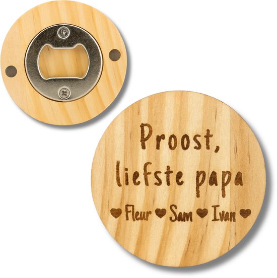 Houten opener met magneten – Gegraveerd en gepersonaliseerd met Namen – “Proost, liefste papa” – Persoonlijk en uniek cadeau Vaderdag / Papa