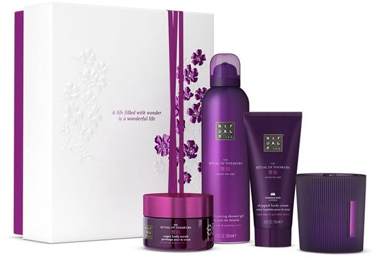 Rituals The Ritual of Yozakura geschenkset, met een witte doos, paarse douchegel, bodycrème, body scrub en geurkaars.